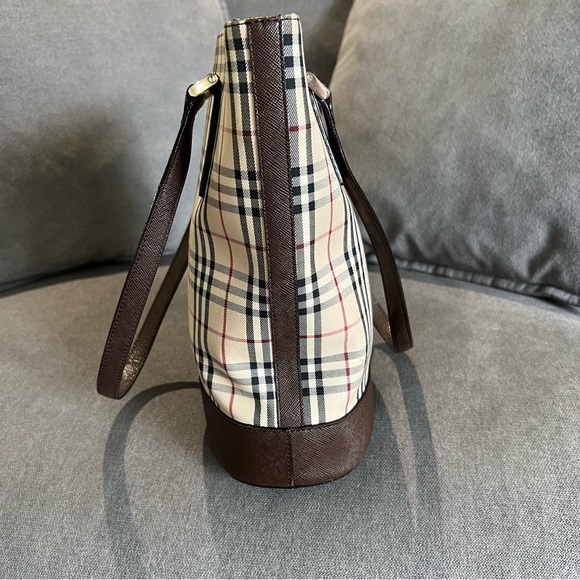 💕PRICE REDUCTION💕 Pre-loved! BURBERRY tote bag. - Picture 4 of 13